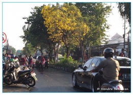 Suasana jalan pasar yang sering terjadi kemacetan di hari biasa (foto: dok. pribadi)