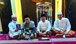 Dari kiri: Ust. Miftah, Deni Darmawan, Pak Mustakim, Imam Masjid (Dokpri)