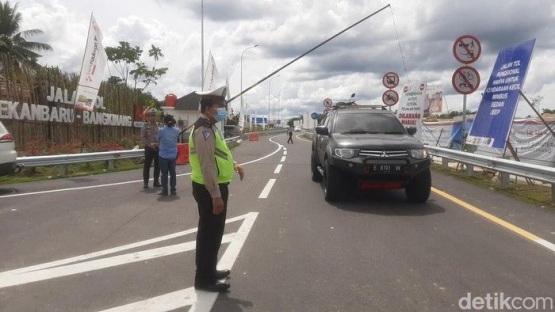 Jalan Nasional VS Jalan Tol Pekbang (Foto: Raja Adil Siregar)