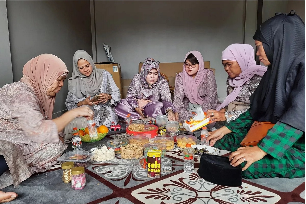 Warga bercengkrama saat berkunjung ke rumah keluarga pada hari pertama Idul Fitri 1443 Hijriah di Petamburan, Jakarta Pusat, Senin (2/5/2022). Suasana Lebaran di Jakarta tahun ini terasa lebih semarak dibanding dua tahun terakhir seiring pelonggaran kebijakan karena melandainya kasus Covid-19. Foto: KOMPAS/YOLA SASTRA