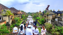 Sejumlah masyarakat Bali yang baru selesai beribadah, menikmati keindahan Desa Penglipuran (Dokumentasi pribadi)