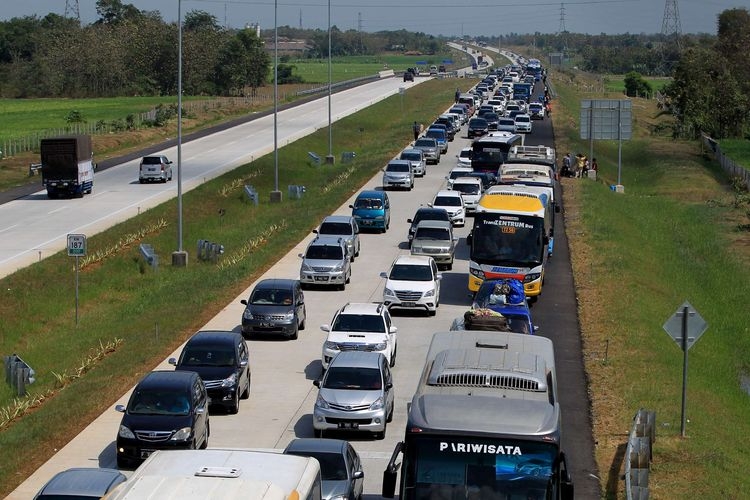 Potret antrean kendaraan pemudik terjadi di gerbang pintu keluar Tol Palimanan, Cirebon, Jawa Barat menjelang Hari Raya Idul Fitri (KOMPAS IMAGES/KRISTIANTO PURNOMO)