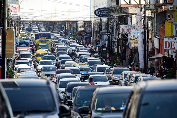 Arus balik Lebaran H+4, kepadatan kendaraan terjadi di Jalan Sukajadi, Kota Bandung, Jawa Barat, Jumat (6/5/2022). | Dok. Kompas
