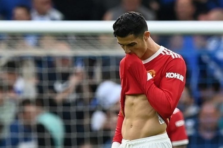 Ekspresi kecewa Cristiano Ronaldo usai dipermalukan Brighton, Minggu (8/5/2022) dini hari WIB: AFP/ GLYN KIRK via Kompas.com