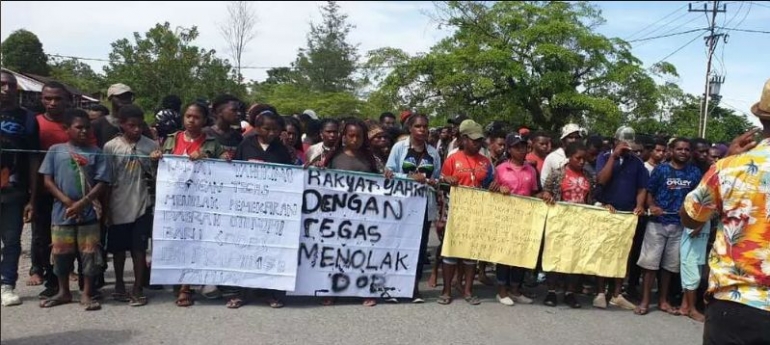 Aksi unjuk rasa penolakan pemekaran wilayah Papua oleh masyarakat di Distrik Deikai, Kabupaten Yahukimo, Papua | via Kompas.ID