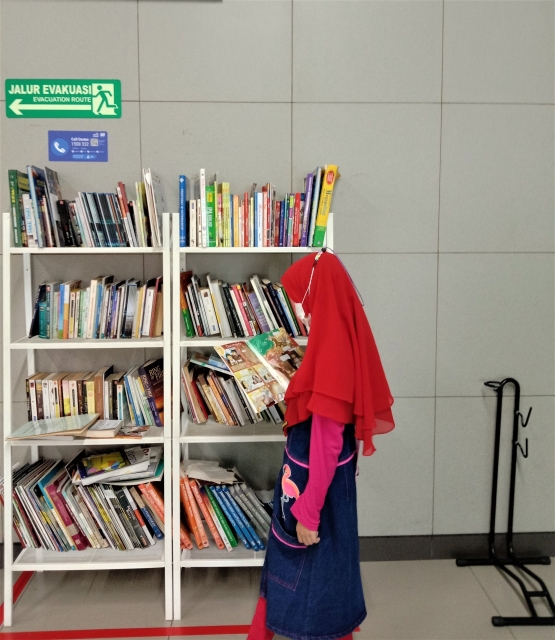 Buku bacaan yang tersedia di MRT Blok M | dokumentasi pribadi