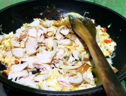 Masukkan telur, orak-arik, kemudian masukkan ayam suwir | Foto: Siti Nazarotin