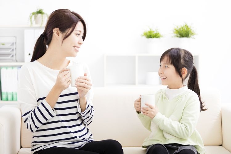 Ilustrasi seorang anak sedang berbincang dengan ibu (Sumber: istockphoto)