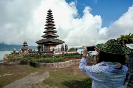 Ilustrasi wisatawan di Pura Ulun Danu, Bali. (Dok. Kementerian Pariwisata dan Ekonomi Kreatif via kompas.com)