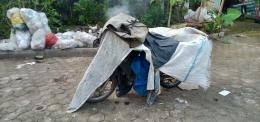 Sepeda motor dan beberapa karung barang sampah hasil memulung (dokumen pribadi)