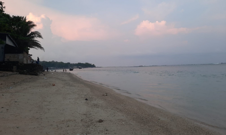 Pantai Ujung Genteng di pagi hari (sumber foto: dokumentasi pribadi)
