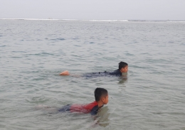 Berenang di Pantai Ujung Genteng aman bagi anak karena ombaknya tenang dan airnya jernih (sumber foto: dokumentasi pribadi)