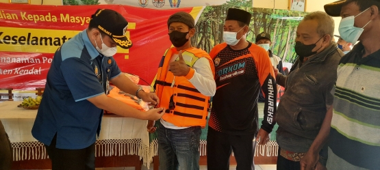 02-gambar-ppm-kendal-penyerahan-bantuan-life-jacket-kepada-nelayan-62785dfd259d5c35fd446d62.jpg