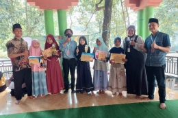 Pemenang lomba kaligrafi bersama ketua karang taruna, ketua kelompok 98, dan dewan juri
