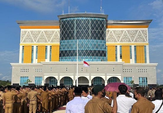 Upacara Apel Perdana Usai Perayaan Idul Fitri 1443 H di Komplek Perkantoran Walikota, Tenayan Raya, Senin 9 Mei 2022 (via cakaplah.com)
