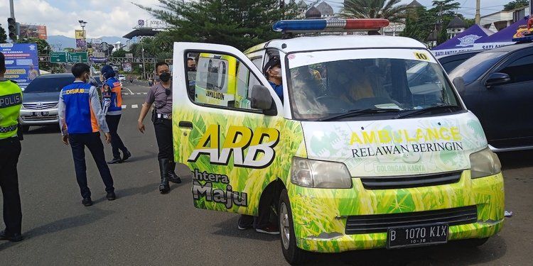 Ambulans yang di berhentikan petugas karena menerobos One Way Puncak (sumber : Merdeka.com)