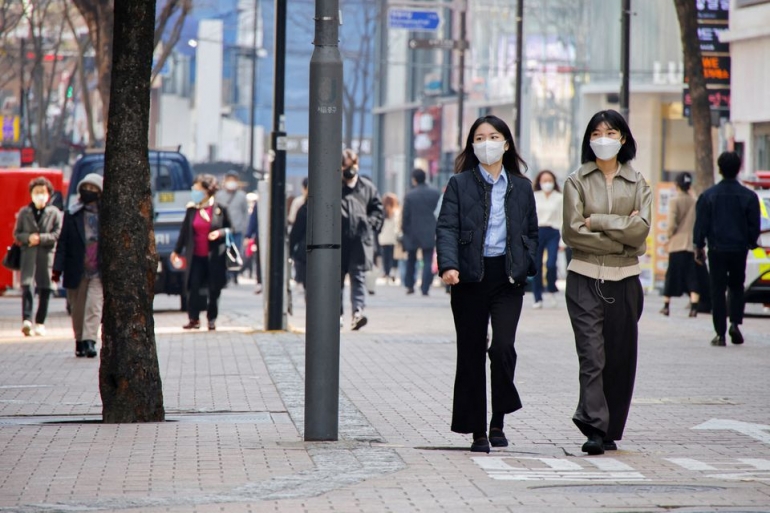 Ilustrasi: Warga Seoul, Korsel, pakai masker di tengah pandemi Covid-19, 16 Maret 2022  (Foto: reuters.com - REUTERS/Heo Ran/File Photo)
