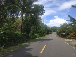 Jalan raya di desa Suka Damai menuju ke Sofifi, Ibu Kota Provinsi Maluku Utara