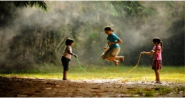 Permainan Tradisional Lompat Karet, Sumber gambar: goodnewsfromindonesia.id