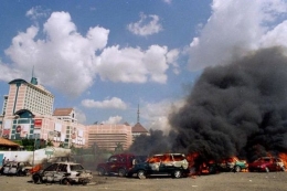 Di kawasan Grogol, Jakarta Barat, sejumlah mobil dibakar massa  (Sumber: Majalah D & R/Rully Kesuma melalui kompas.com)