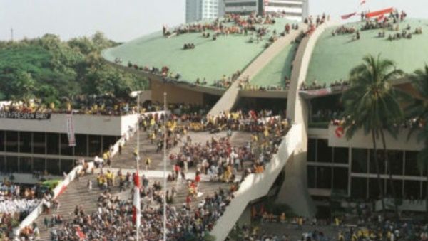 Mahasiswa se-Jabodetabek naik ke atap Gedung MPR/DPR menuntut reformasi dan Presiden Soeharto mundur (Sumber: Kompas/Eddy Hasby)  