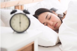 Salah satu cara mengatasi social jet lag ialah tidur yang cukup. | Via: SHUTTERSTOCK