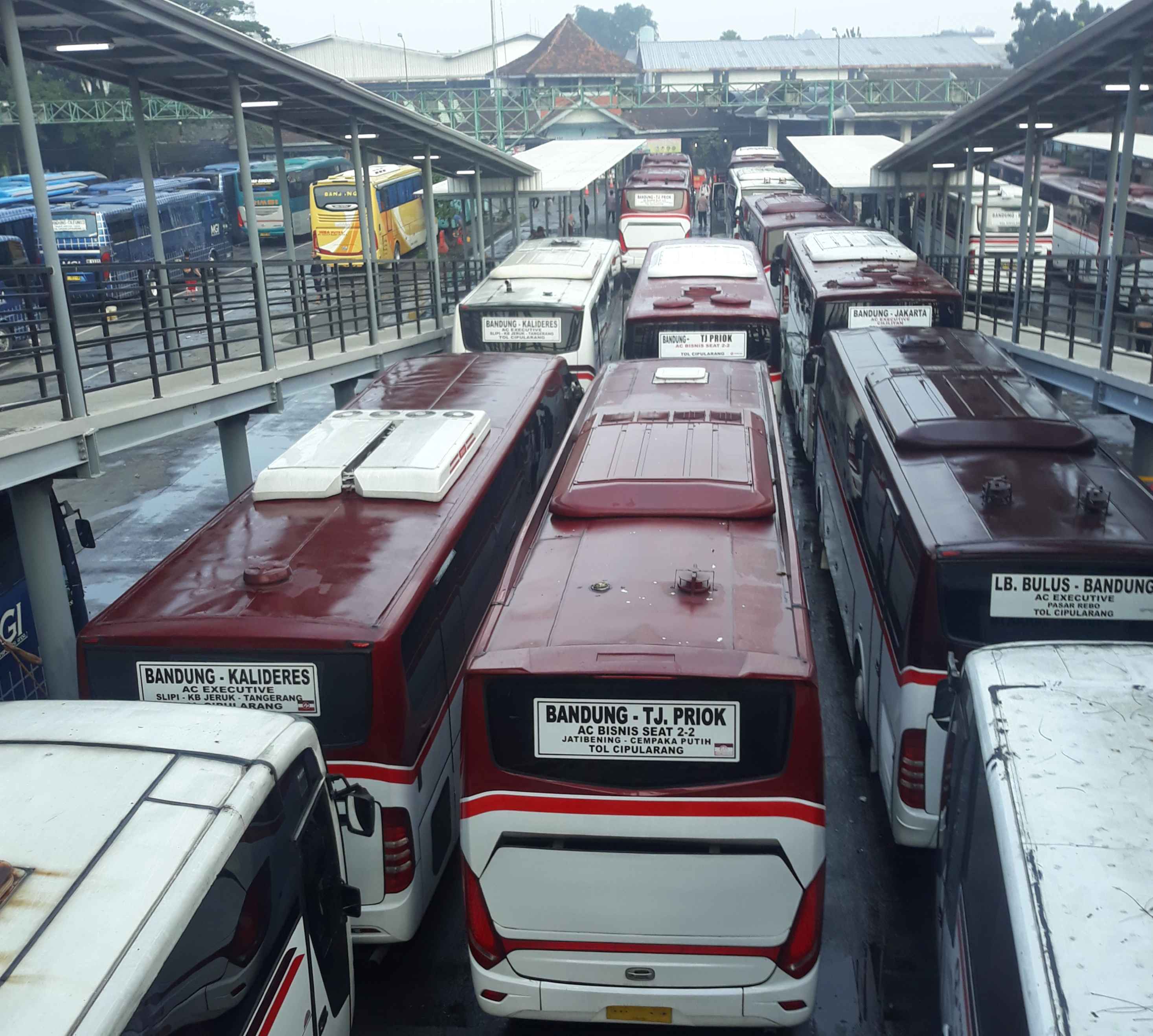 Bus-bus sudah tersedia di jalur keberangkatan sesuai dengan rute yang menjadi tujuan pelayanan perjalanan (Foto Dokpri).