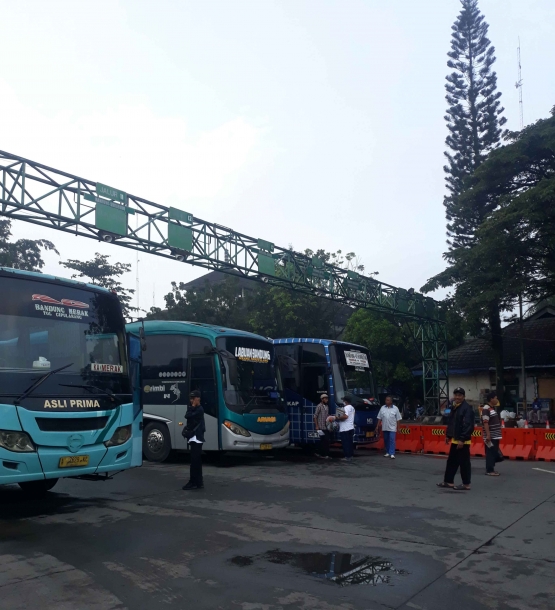 Bub-bus terparkir rapi di jalur sesuai tujuan perjalanan mereka (Foto Dokpri). 