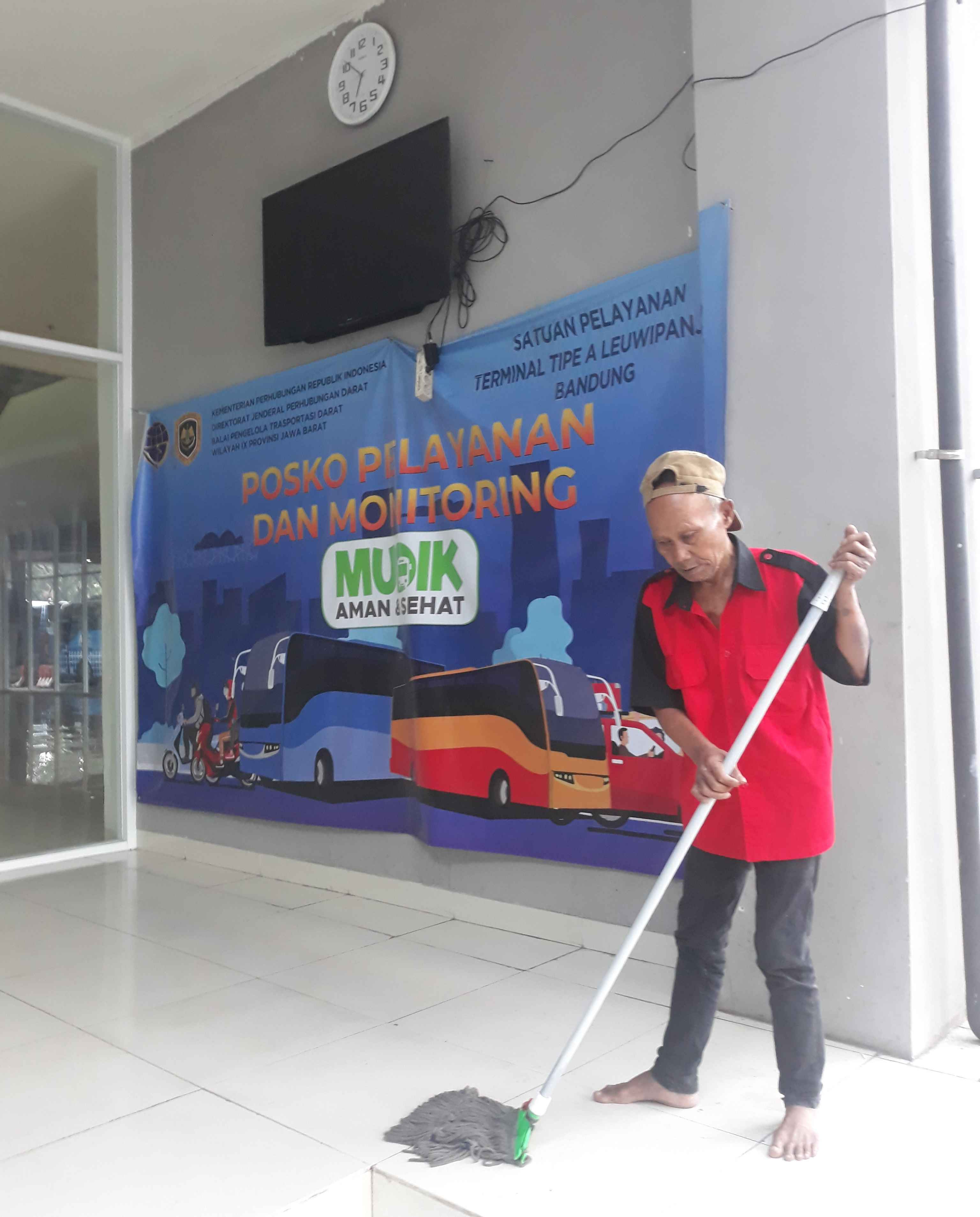 Petugas Cleaning Service sedang bekerja membersihkan lantai (Foto Dokpri). 