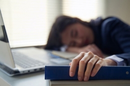 Setelah liburan panjang, kondisi tubuh terasa lebih lelah saat bekerja. Padahal bekerja hanya di depan komputer. | Source: KOMPAS.COM