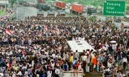 Aksi Unjuk Rasa Mahasiswa Tanggal 11 Mei 1998 di Depan Kampus Trisakti Jakarta | Sumber Foto Reuters