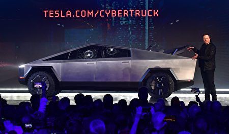 CEO Tesla Elon Musk  dan mobil listrik baru Tesla Cybertruck. (Frederic J. Brown/AFP via Getty Images)