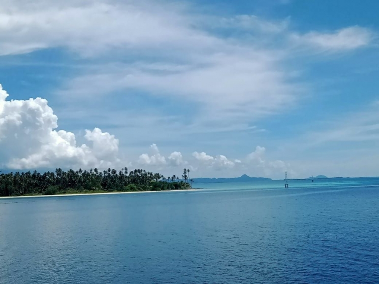 Gunung Tiusa di Pulau Tuangku tampak di kejauhan dari buritan kapal feri (Dok. Pribadi) 