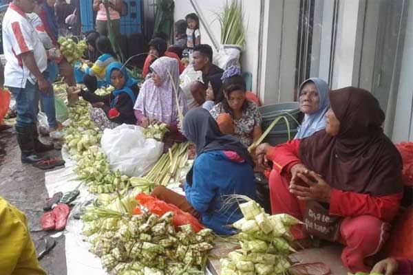 Penjual janur dan anyaman ketupat, sumber gambar: ekonomi bisnis.com