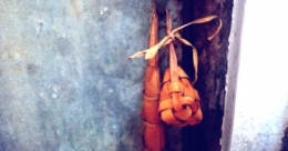 Zaman dulu lepet dan ketupat digantung di depan rumah,  sumber gambar: Pati News
