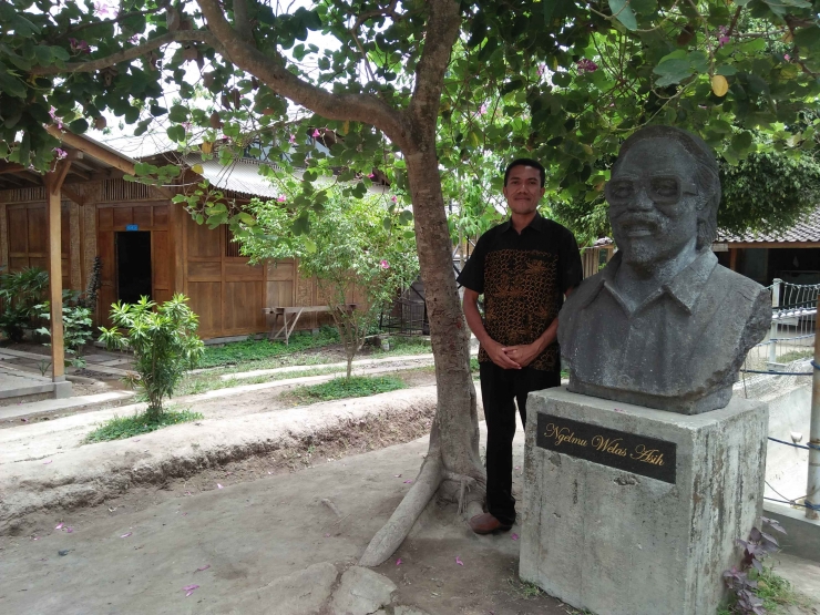 Patung Rm. Mangun di halaman sekolah (Foto: Dokpri)