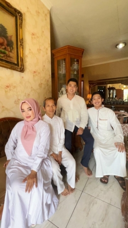 Abdul Hadi berfoto bersama istri dan kedua putranya (foto: istimewa)