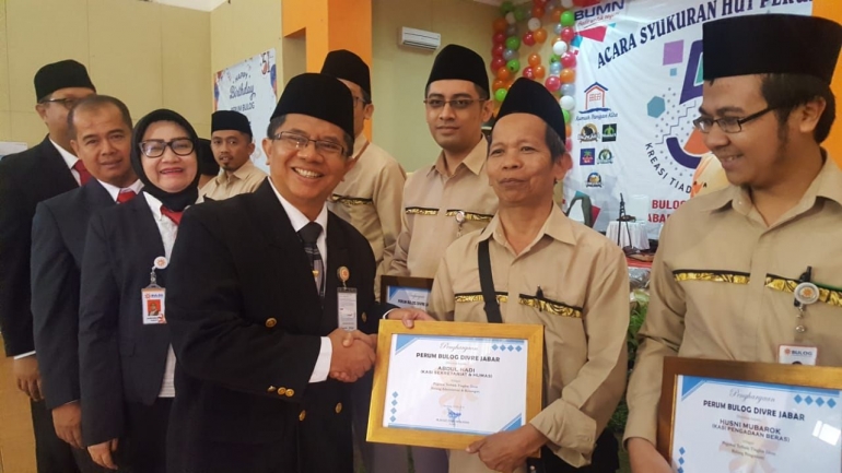 Abdul Hadi saat menerima piagam penghargaan sebagai pegawai teladan tingkat Jabar tahun 2018 (foto: istimewa)
