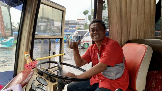 Jajang (42), sopir bus di Terminal Cicaheum Bandung yang berasal dari Kota Sumedang. (FOTO: Wiena Amalia Salsabilla).