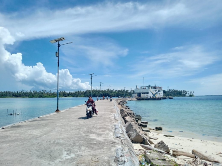 Menikmati liburan keluarga berbaur dengan warga di Pulau Banyak (Dok. Pribadi)