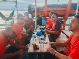 Keseruan konser non stop vokal grup Elhineni saat perjalanan pulang dari Pulau Banyak menuju Singkil (Dok. Pribadi)