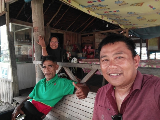 Ngopi di warung kopi Pulau Baguk bersama Pak Cik (Dok. Pribadi)