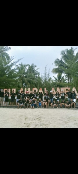 Kebersamaan keluarga besar Elhineni di Pulau Palambak (Dok. Pribadi)