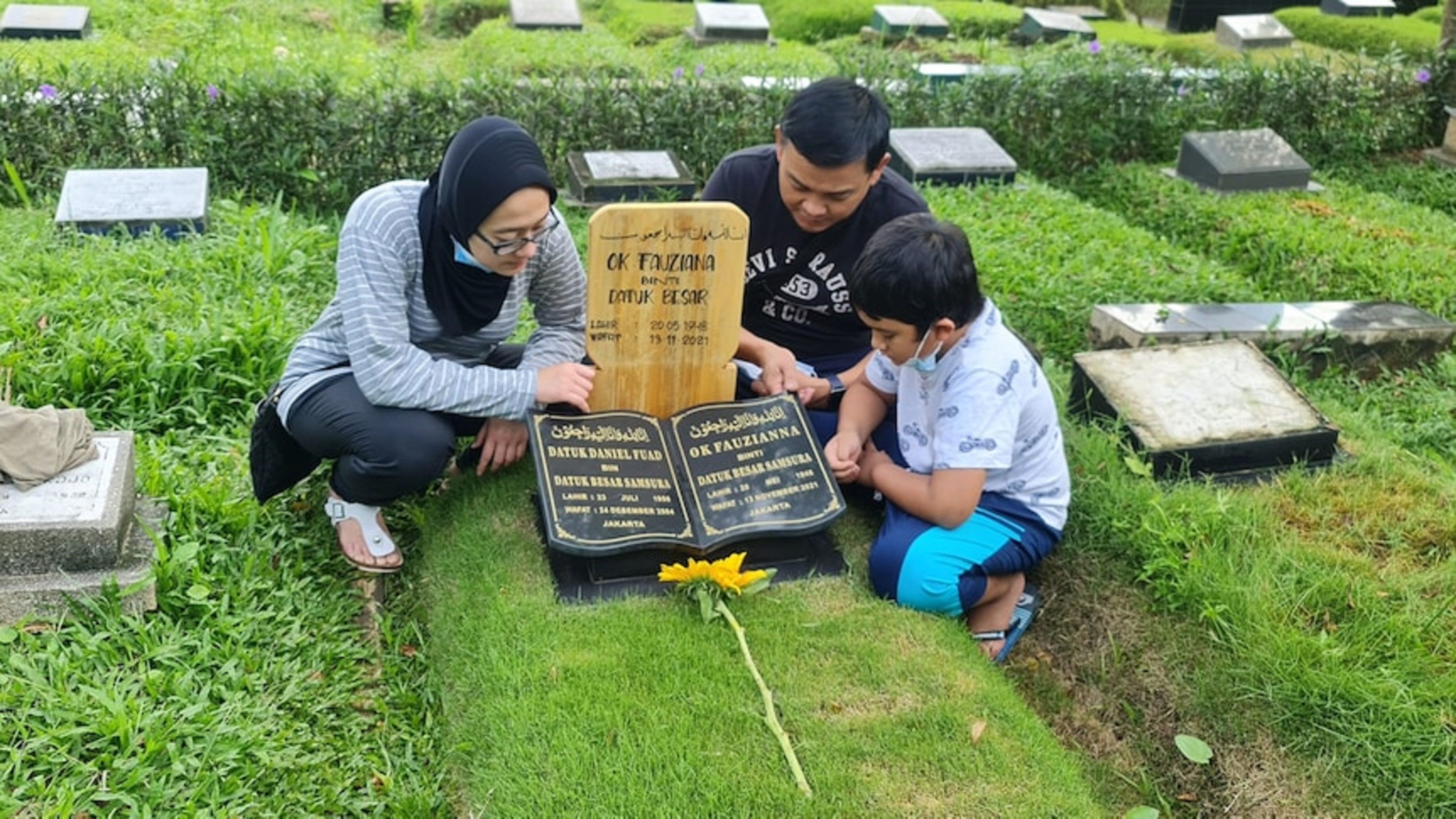 Andrian bersama isteri dan putra di pusara ibunda tercinta | supplied/ABC.news