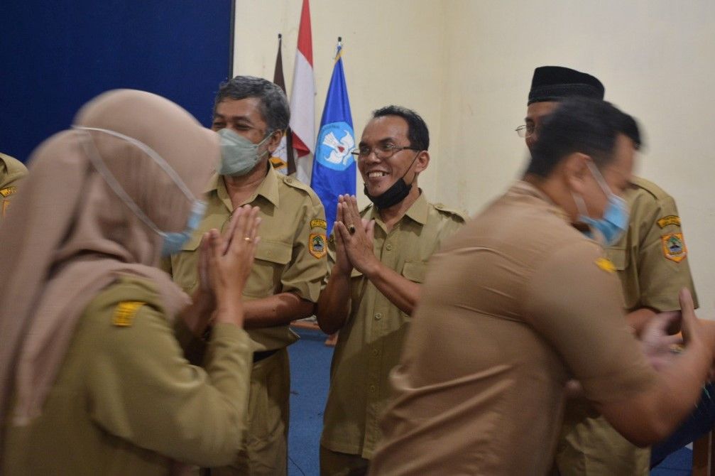 Suasana gembira untuk saling meminta maaf semoga mampu meningkatkan motivasi kinerja. (dokpri)