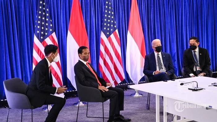 Presiden AS Joe Biden (kedua dari kanan) berbicara dengan Presiden Indonesia Joko Widodo (kedua dari kiri) saat pertemuan bilateral pada Konferensi Perubahan Iklim PBB COP26 di Glasgow, Skotlandia, pada 1 November 2021.| AFP/BRENDAN SMIALOWSKI  via tribunnews.com