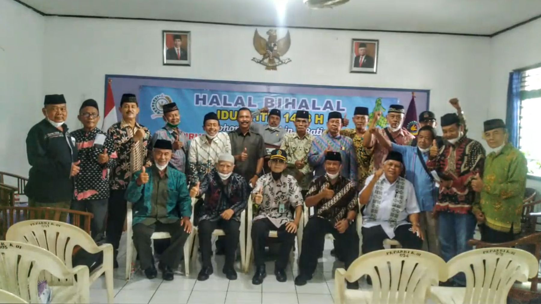 Letkol (Purn.) L. Isworobroto Ketua DPC Pepabri Kab. Banyumas berfoto bersama peserta halal bihalal. | Dokpri 