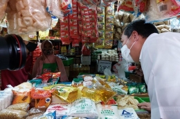 Menteri Perdagangan meninjau langsung harga dan pasokan barang kebutuhan pokok di pasaran (KOMPAS.com/ ELSA CATRIANA)