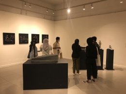 Pengunjung menghabiskan waktu di Galeri Nasional (Dokpri)