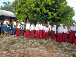 Suasana salaman antar siswa di SDN Tunggulrejo Singgahan Kabupaten Tuban. Dokpri